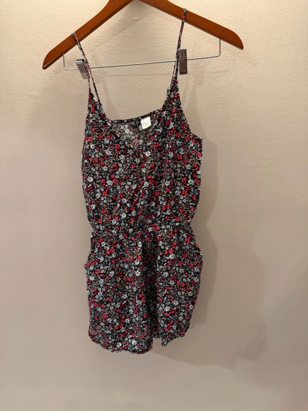 H&M Divided Floral Romper Red Pink Ditsy Print V-Neck Spaghetti Strap Size 4‎